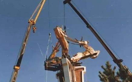 大型不銹鋼雕塑的戶(hù)外安裝流程